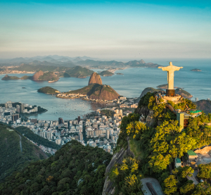 Panoramablick auf Rio de Janeiro mit der Christusstatue auf dem Corcovado, der Zuckerhut im Hintergrund und die Stadt an der K&uuml;ste mit Buchten und Bergen.