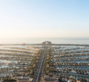 Luftaufnahme von Palm Jumeirah in Dubai mit Blick auf das Atlantis Hotel am Ende der Inselarme, im Hintergrund das Meer.