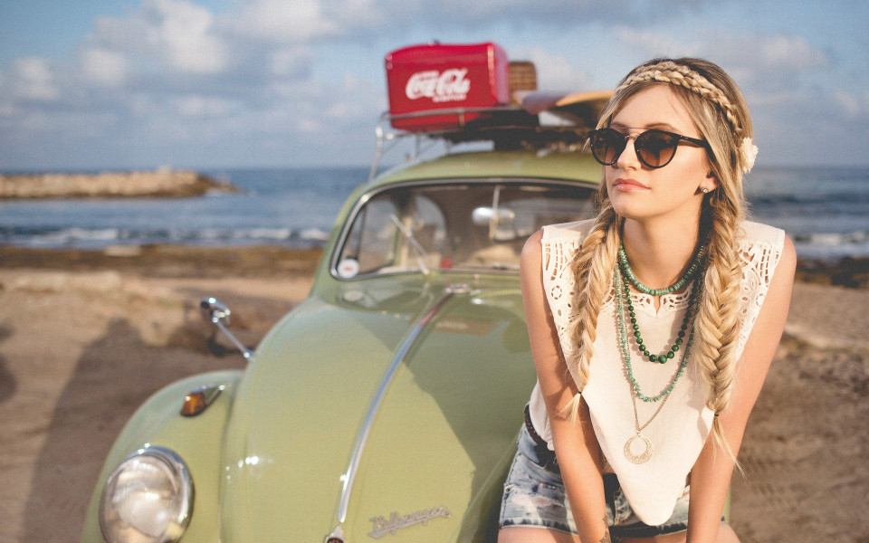Frau mit VW K&auml;fer am Strand