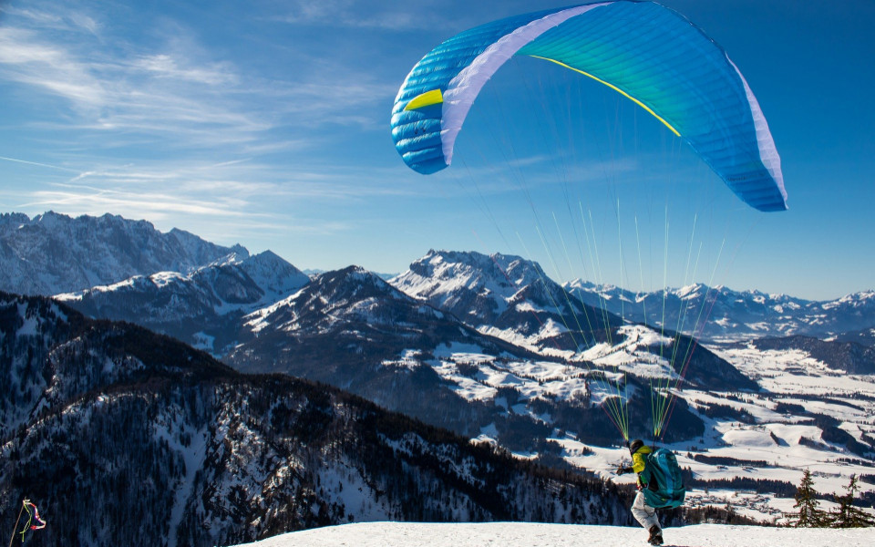 Paragliden auf einem Berg