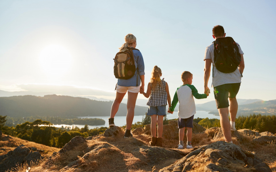 Familie auf dem Berg mit Wanderschuhen