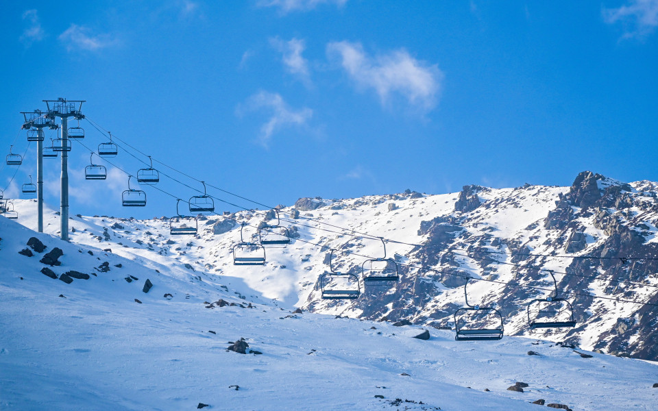 Winterlandschaft mit Skiliften in Gulmarg, Indien. 