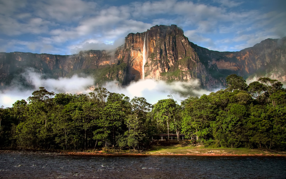 Wasserfall Salto &Aacute;ngel f&auml;llt vom Tafelberg Auy&aacute;n-Tepui im Nationalpark Canaima in Venezuela.