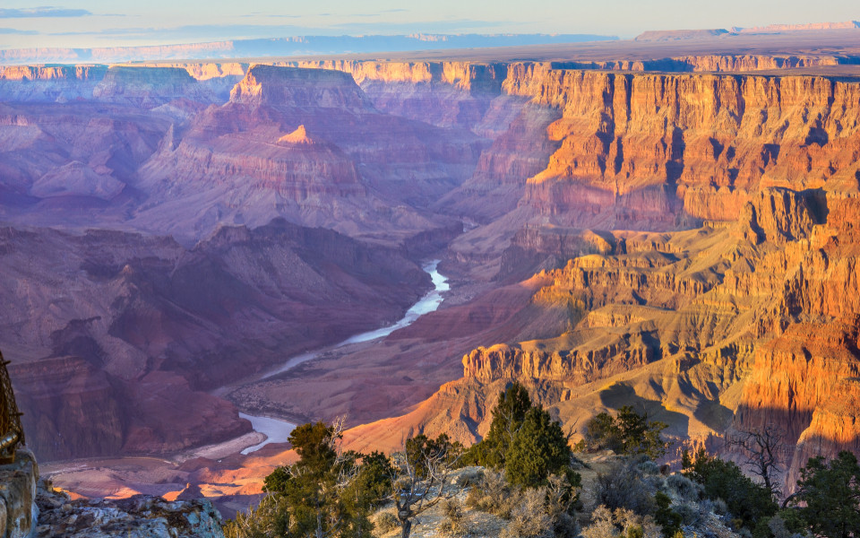 &Uuml;berblick &uuml;ber die Schlucht des Grand Canyons im Abendlicht 
