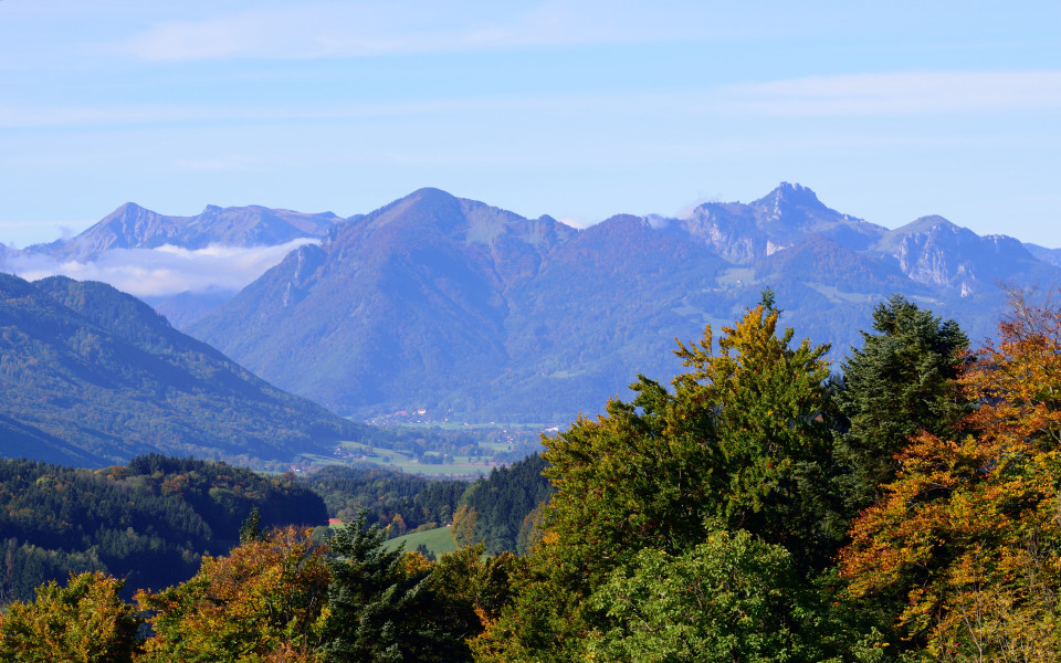 Blick im Herbst vom Hochberg bei Siegsdorf auf die Chiemgauer Alpen mit Kampenwand und Geigelstein 