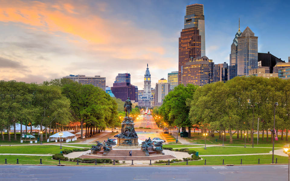 Wundersch&ouml;ne Skyline der Innenstadt von Philadelphia bei Sonnenuntergang 