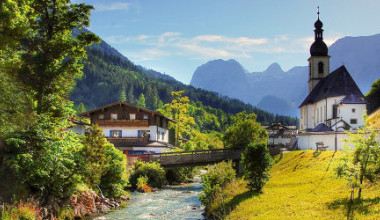 Dorf in Bayern mit Kirche und Bach